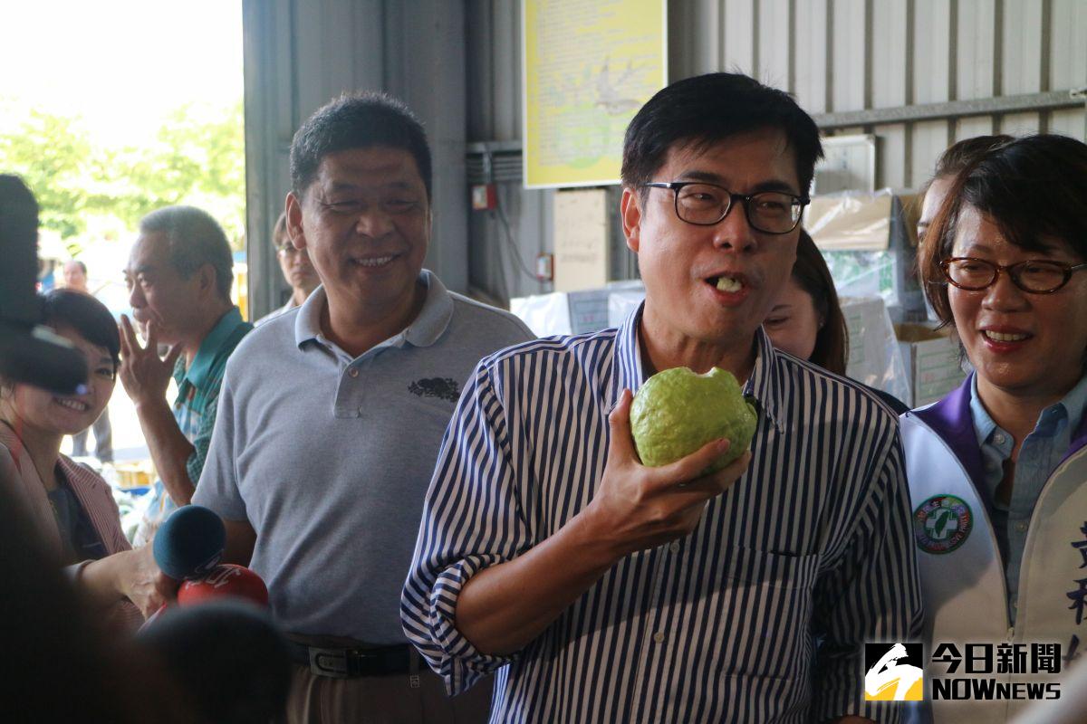 ▲民進黨高雄市長候選人陳其邁今（21）日上午到燕巢農會多功能集貨中心參訪，並品嘗燕巢產的美味芭樂。（圖／記者鄭婷襄攝，2020.07.21）
