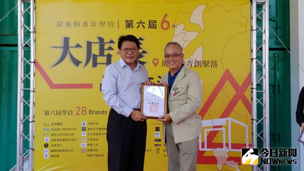 ▲ 王品董事張勝鄉(右一)鼓勵第六屆畢業的28位學員，勇敢做大夢，落實使命與願景。（圖／記者郭俊暉攝 , 2020.07.20）