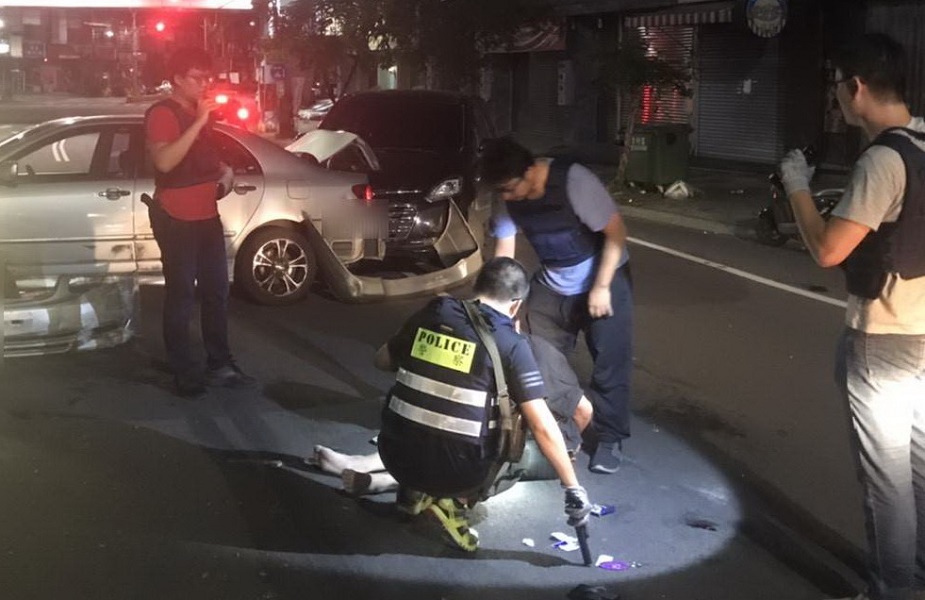 ▲陳姓毒犯自撞安全島後，被豐原分局偵查隊從車上拖出逮捕。(圖/記者鄧力軍翻攝)