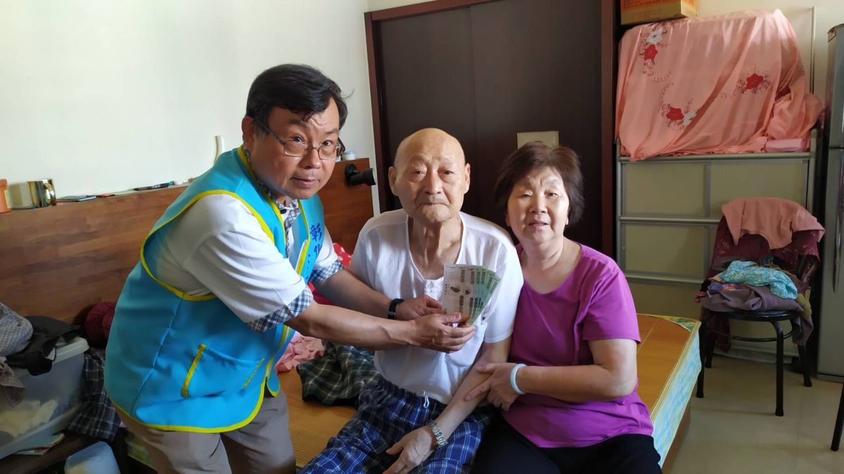 ▲彰化縣榮民服務處副處長陳介生到榮民(眷)家中收取資料，協助轄區內年長獨居、行動不便及偏鄉地區榮民(眷)領取振興三倍券。（圖／記者葉靜美攝，2020.07.21）