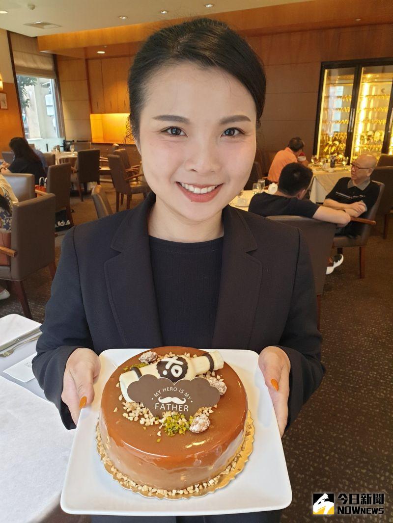 ▲永豐棧酒店父親節蛋糕「焦糖老爹」,以酒瓶裝飾,,象徵爸氣大人味形象。(圖/金武鳳攝,2020.7.21)