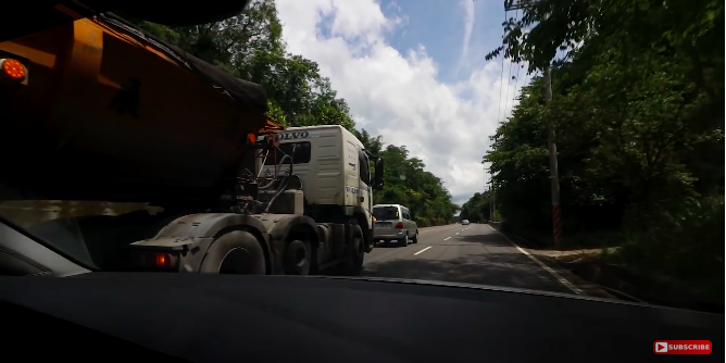 ▲比利時情侶拍下卡車逼車的狀況。（圖／取自Naick and Kim YouTube頻道）