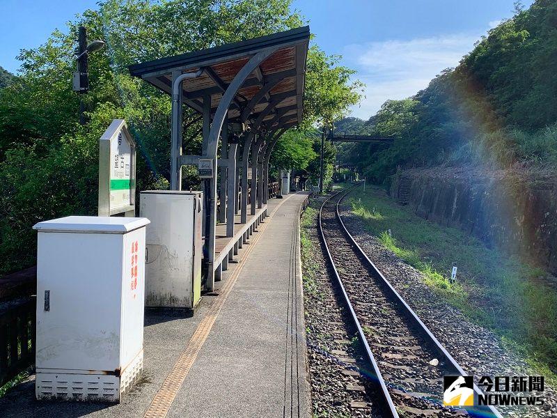 ▲望古車站只有月台沒有車站,連一個站務人員也沒有,台鐵稱之為招呼站。(圖/記者康子仁攝)