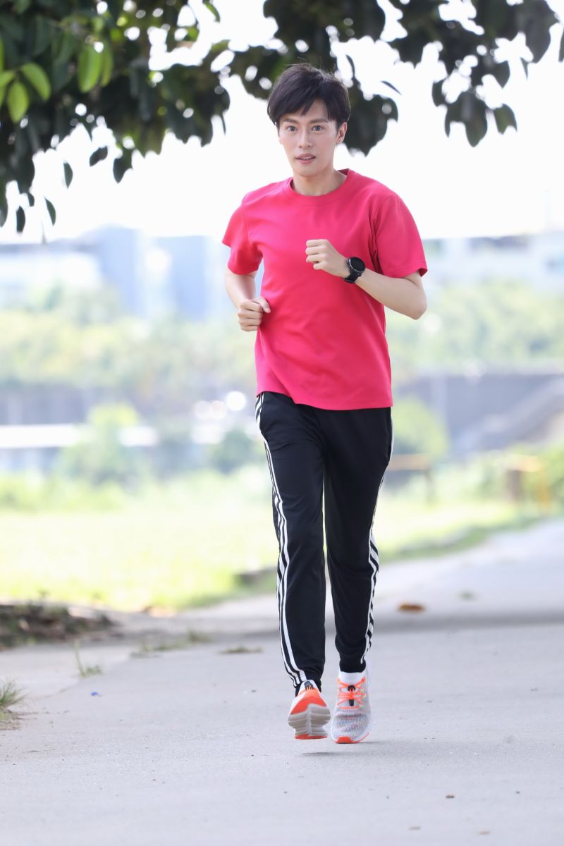 ▲林語菲為了訓練肺活量，進行跑步運動。（圖／菲常動人音樂提供）