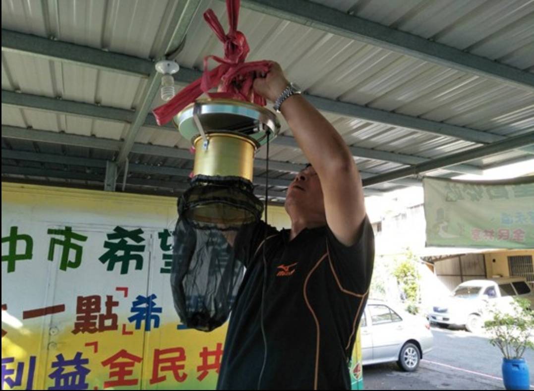 ▲台中市新增第2例日本腦炎確定病例，衛生局針對住家高風險場所並懸掛捕蚊燈。(圖／衛生局提供2020.7.21)