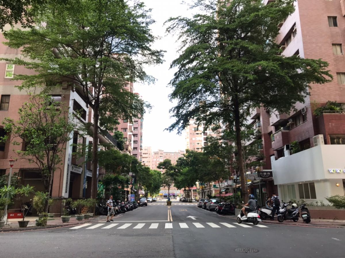 ▲三民區河堤社區擁有「高雄小天母」之稱，雖然多屋齡20年左右中古屋，房價仍很保值。（圖／信義房屋提供）