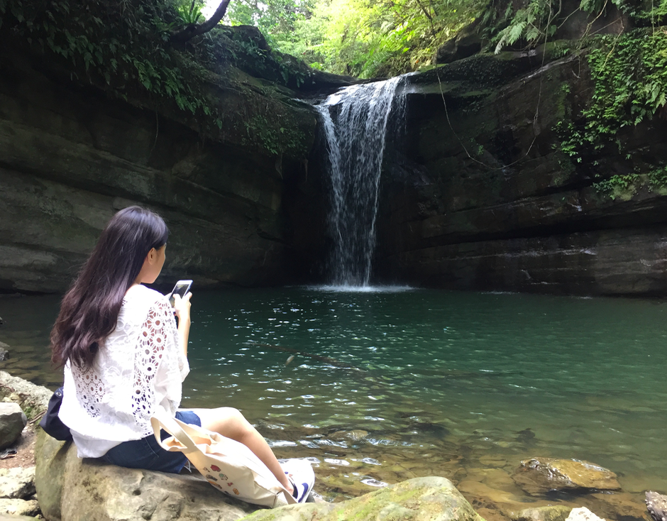 ▲望谷瀑布被岩壁環繞，充滿神祕夢幻氣息，為遊客消除暑氣。（圖／記者孫唯容攝影）