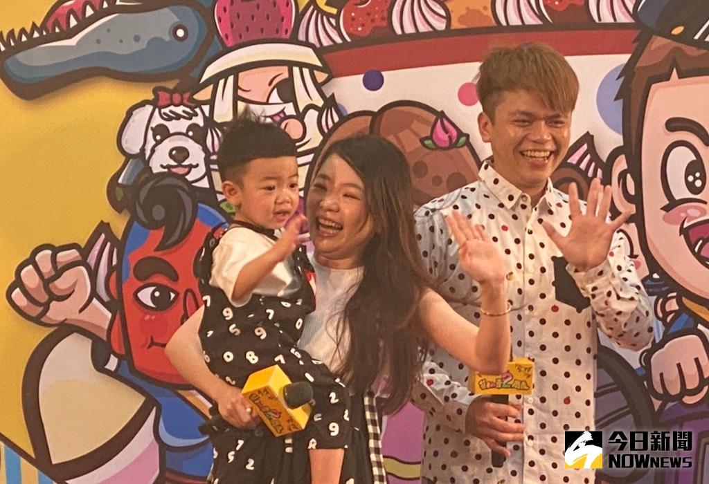 ▲蔡阿嘎（右起）、二伯帶著兒子蔡桃貴出席記者會。（圖／記者臺孝婷攝）