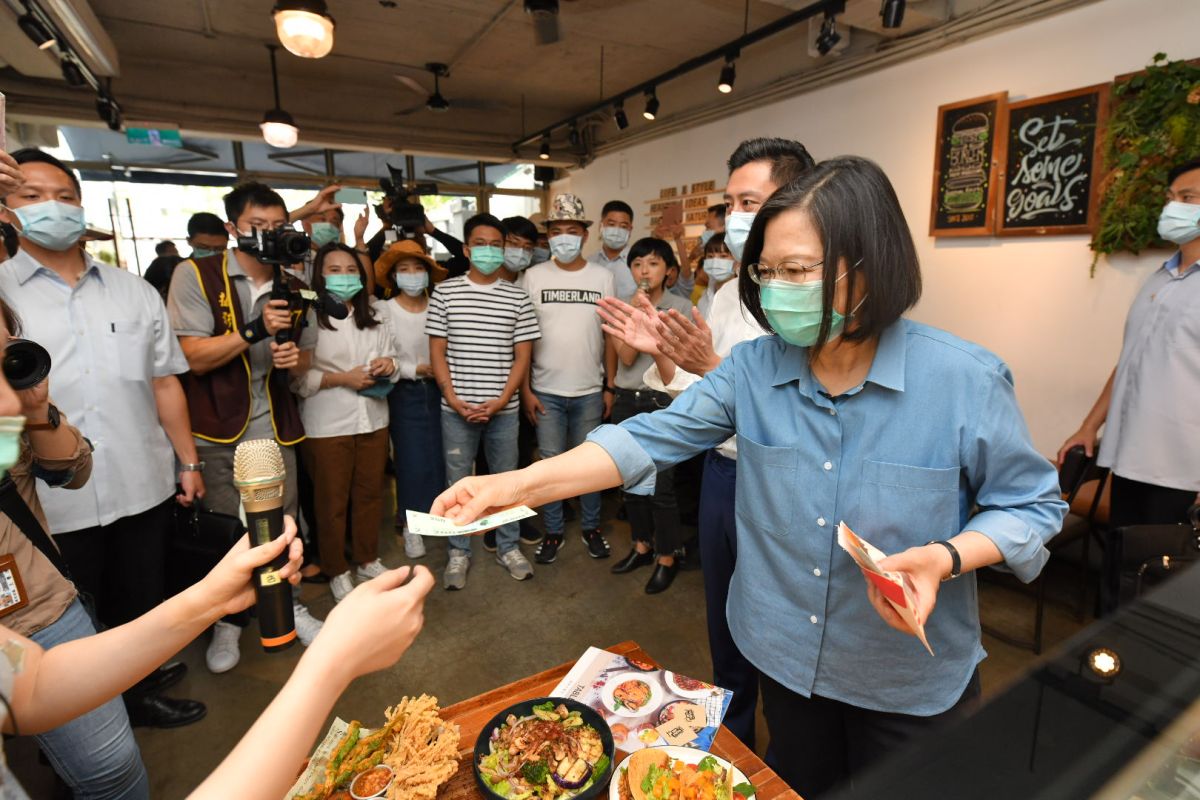 ▲蔡英文今日到新竹市來個「三倍券初體驗」，在市長林智堅陪同下，漫步隆恩圳親水空間，並在周邊商店拿出三倍券購買美食料理。（圖/記者金祐妤攝,109.7.21）