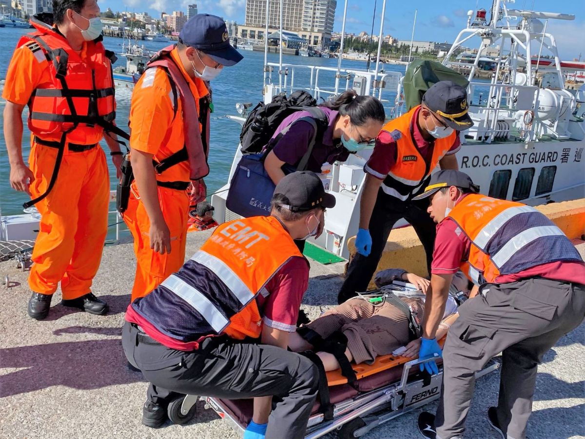 ▲遠在七美離島有1名女性遊客騎機車發生車禍，因血流不止、疑似腦震盪症狀，由海巡艦艇緊急後送馬公，轉往三軍總醫院澎湖分院就醫。（圖／澎湖海巡隊提供）