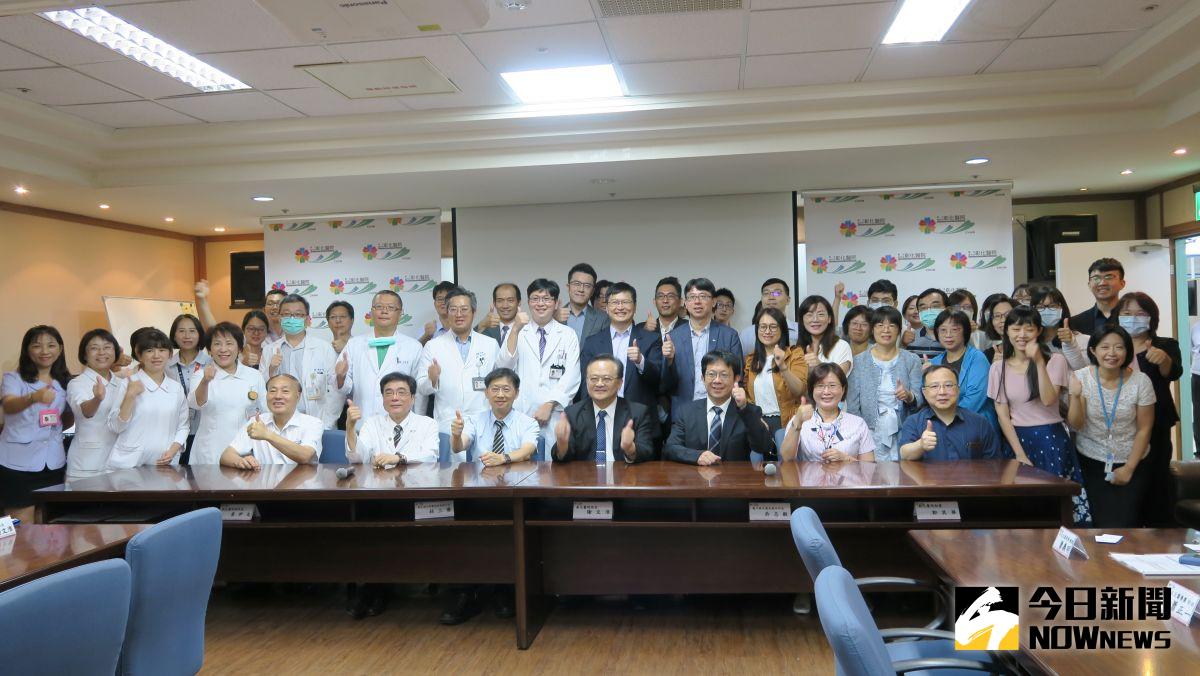 ▲彰化醫院和工研院發表「血液透析智慧醫療系統」可藉由透析異常預警和透析小幫手，設定透析最佳值，並預防洗腎發生異常狀況。（圖／記者陳雅芳攝，2020.07.21）