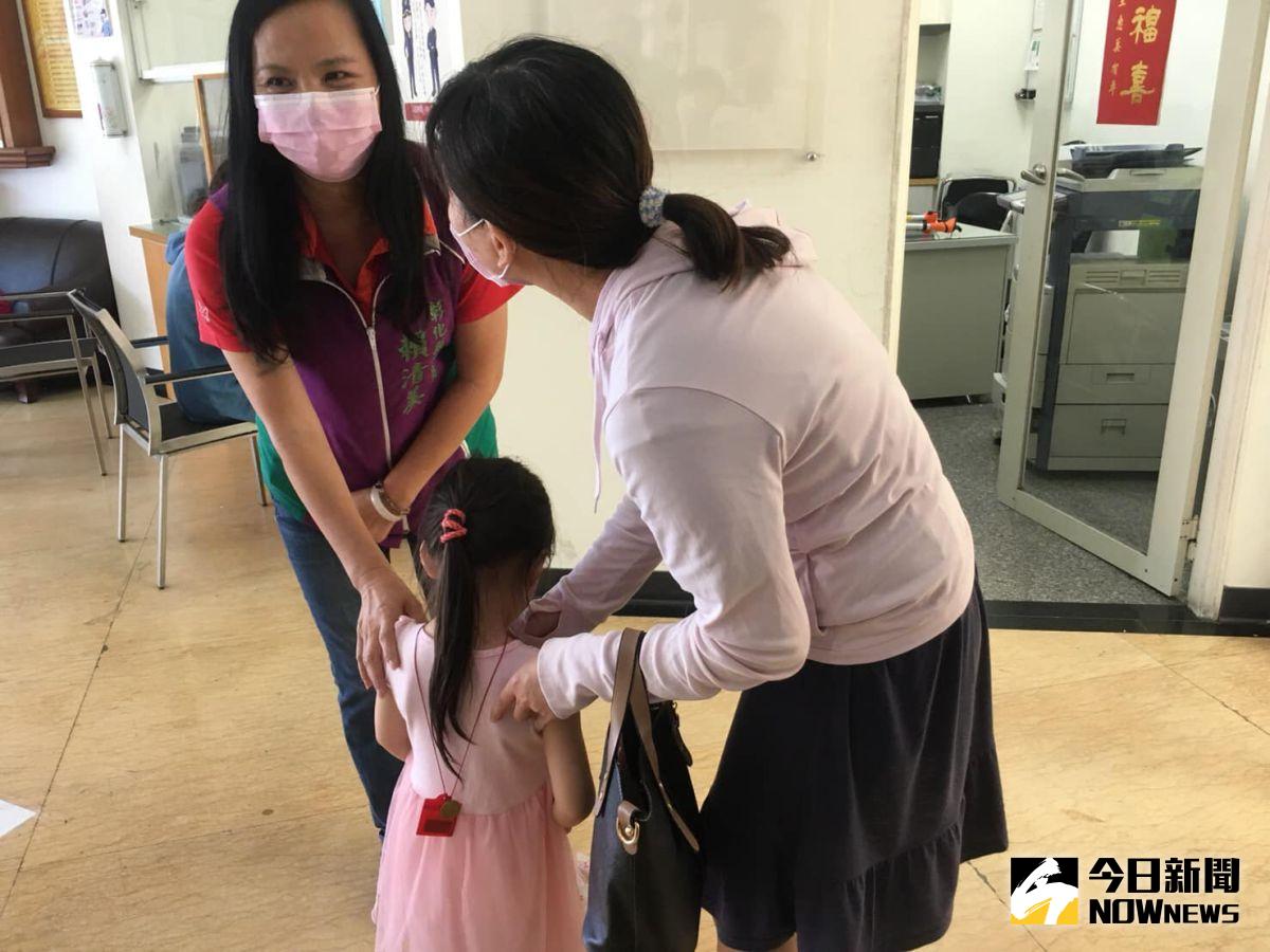 ▲夫妻為了三倍券吵到差點離婚，女童被父親帶走，縣議員賴清美請警方協尋，警方找到人時緊急請社工陪伴孩子，並由警方護送回和美。（圖／記者陳雅芳翻攝，2020.07.21）