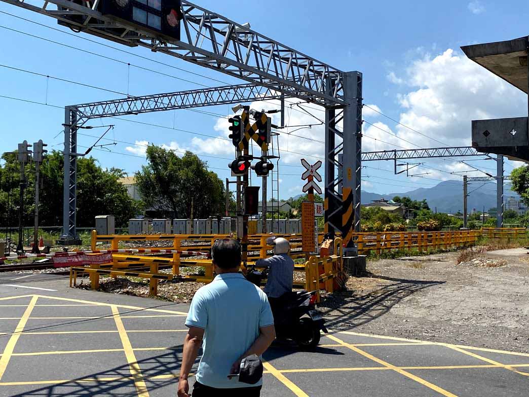 ▲民眾在平交道前黃線區等火車通過被開罰，民代批政府搶錢。（圖／記者李清貴攝,2020.7.21)