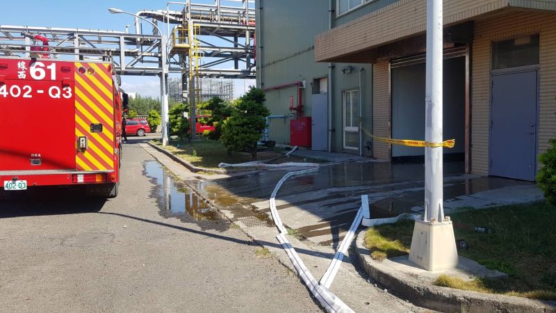 ▲實驗室發生氣爆意外,彰化消防局不敢大意,出動15輛消防車以及3救護車,共30人到場救災。(圖/記者陳雅芳翻攝,2020.07.21)