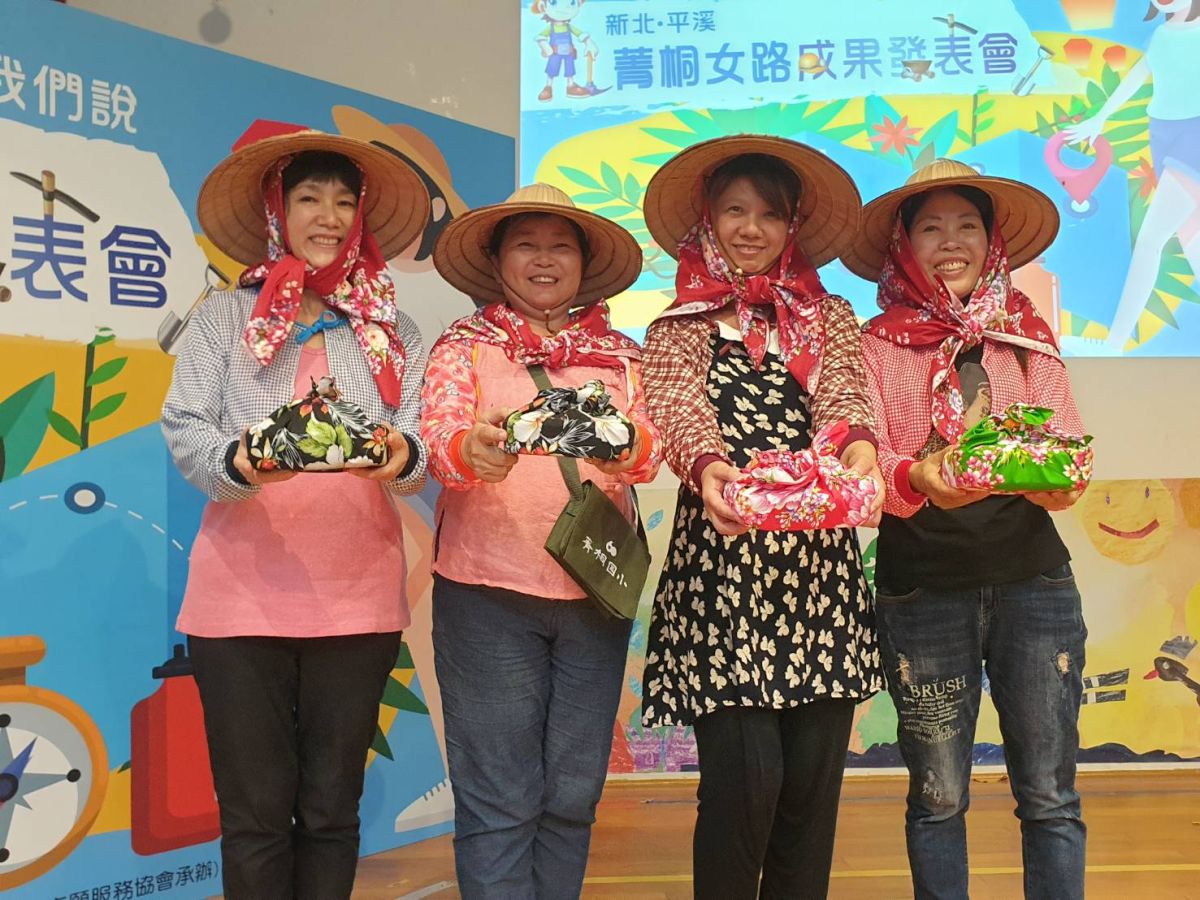 ▲在地人帶領走訪礦坑遺跡、選洗煤場、礦工福利社、豬灶、捨石山等，娓娓道來菁桐在地女性故事。(圖/新北市社會局提供)