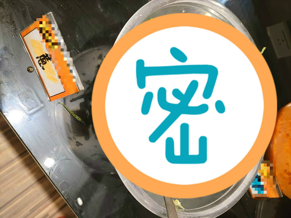 ▲有網友分享，日前到火鍋店覓食，沒想到竟在醬料區驚見「一畫面」，讓他當場傻眼，而其他網友見狀後也紛紛直呼「此事不該發生」。（圖／翻攝自臉書社團「爆廢公社公開版」）