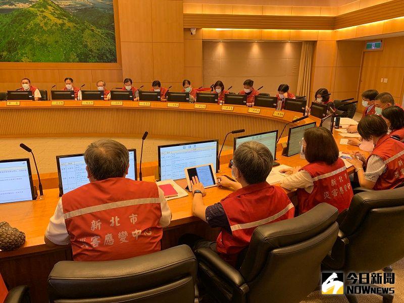 ▲新北市政會議上,出席的首長每個人都戴著口罩。(圖/記者康子仁攝)