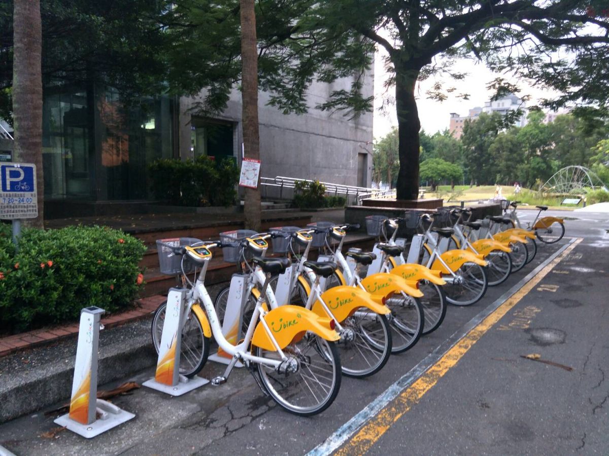 ▲新北市消保官接獲4起申訴案，指YouBike業者未清楚說明目前僅該區域有2.0系統車柱或告示看板不明顯，導致民眾離開該區後無法還車。（圖／新北市法制局提供）