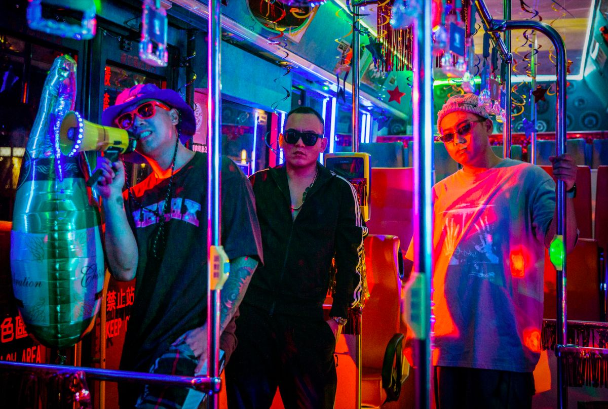 ▲玖壹壹為新歌《過來我家坐》，打造專屬公車，用公車比喻家。（圖／混血兒娛樂提供）