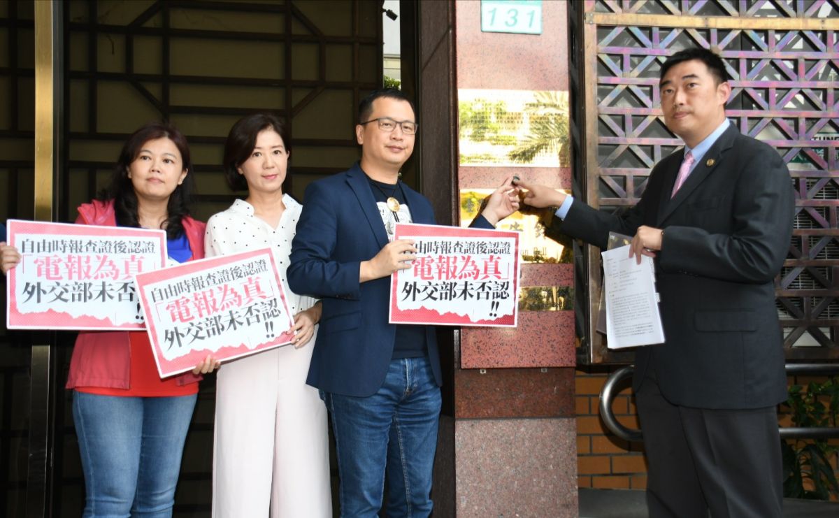 ▲國民黨文傳會主委王育敏、革實院院長羅智強、副院長游淑慧22日在考紀會主委葉慶元陪同下，前往台北地檢署控告蘇嘉全和蘇震清誣告。(圖/記者林調遜攝)