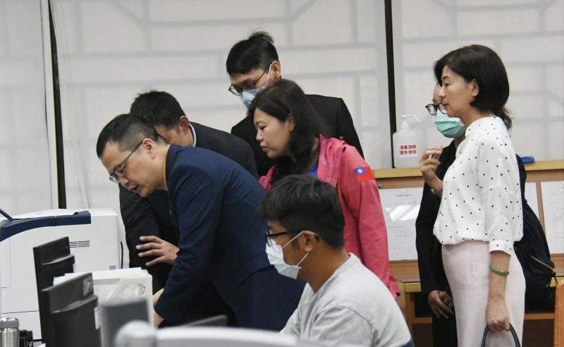 ▲國民黨文傳會主委王育敏、革實院院長羅智強、副院長游淑慧22日在考紀會主委葉慶元陪同下,前往台北地檢署控告蘇嘉全和蘇震清誣告。(圖/記者林調遜攝)