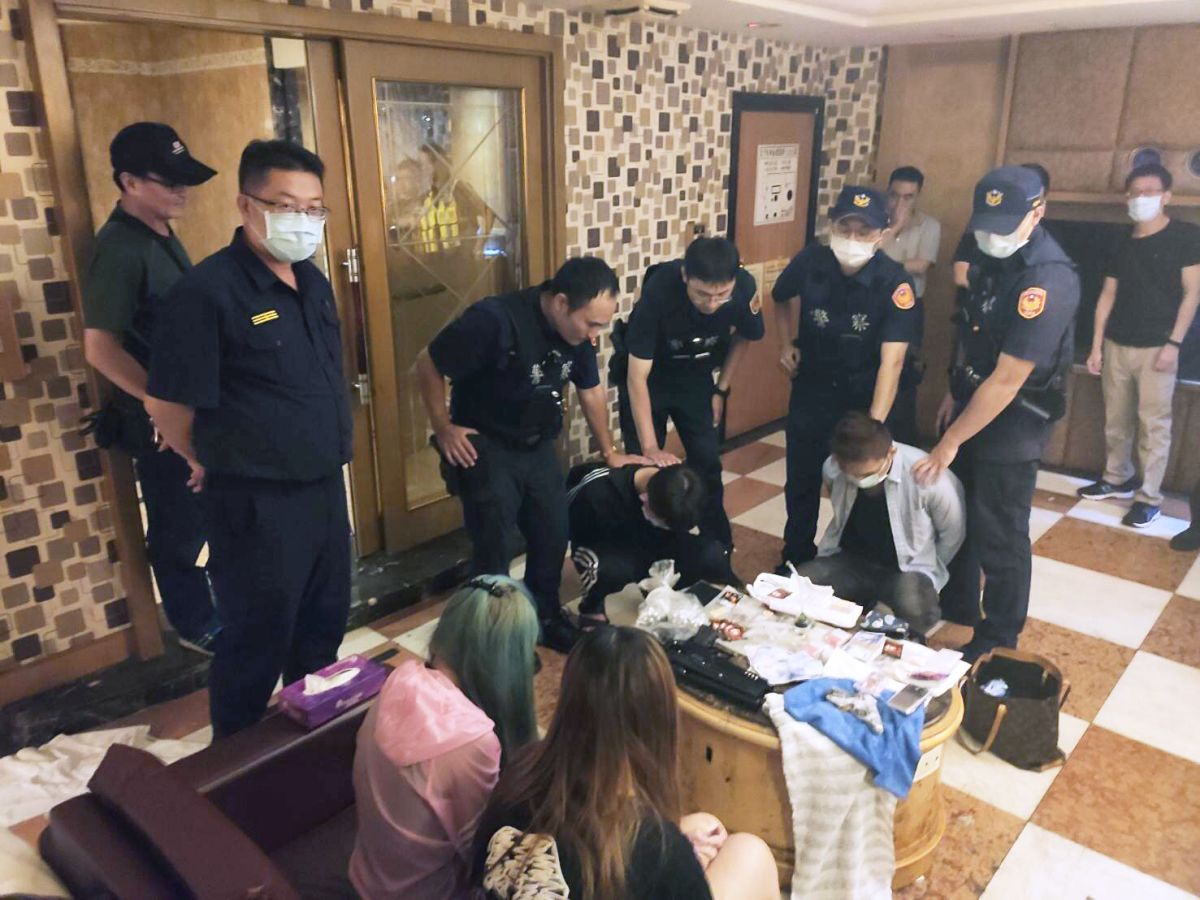 ▲警方在現場清查彭男隨身物品時，驚見彭男包包中竟有改造手槍2把，其中一把還是罕見的掌心雷手槍。（圖／平鎮分局提供）