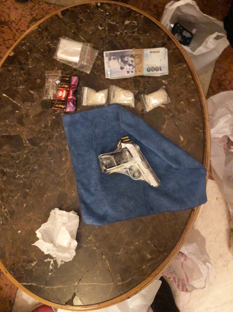 ▲平鎮分局昨天在中壢一處汽車旅館內,一舉查獲2男2女販毒交易,並起出手槍和凱他命等毒品。(圖/平鎮分局提供)