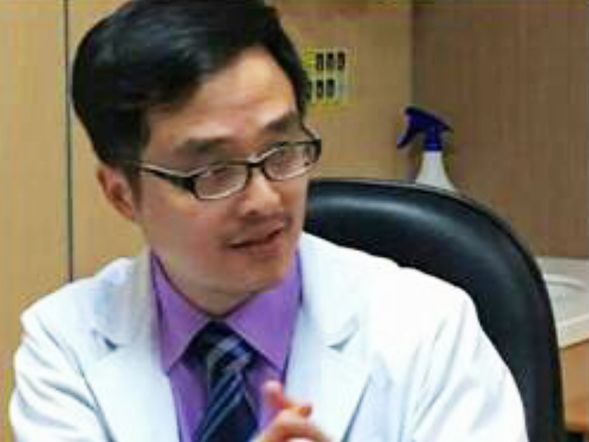 ▲ 阮綜合骨科醫師洪誠聰說，下背壓迫性骨折的疼痛常令人感到「厭世」，年長者一旦骨折，後患難以預料。（圖／阮綜合提供）