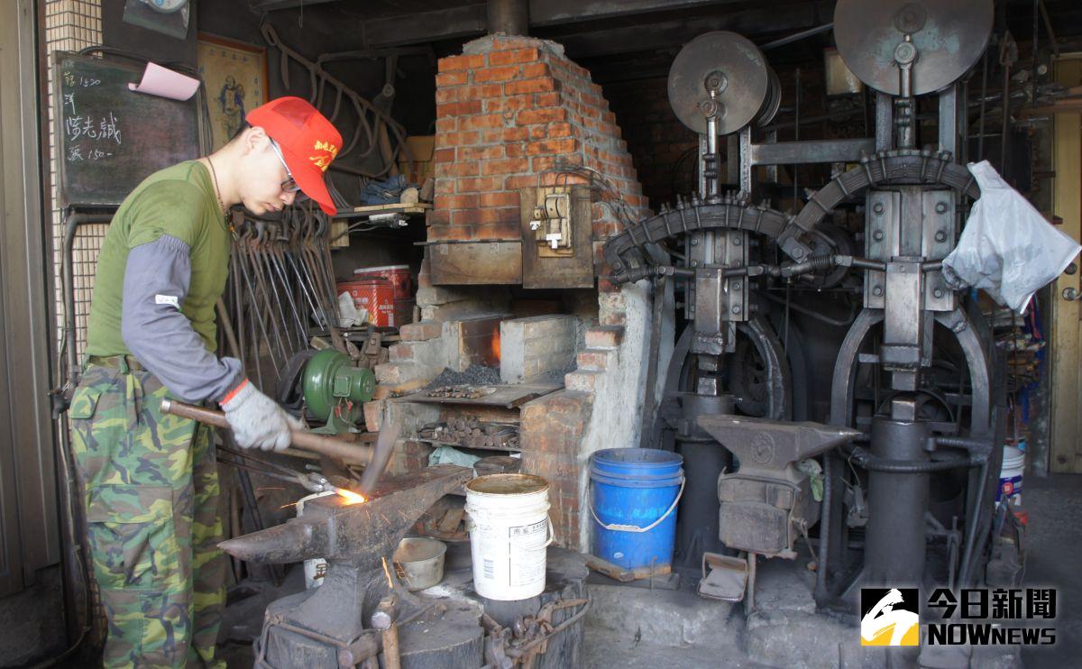 ▲七年級蔡進永為守護南屯老街唯一打鐵鋪，棄白領變黑手，回家扛祖業。（圖／金武鳳攝，2020.7.22)