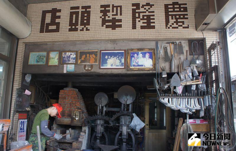 ▲擁有80年歷史的慶隆犁頭店,是南屯老街碩果僅存的打鐵鋪。