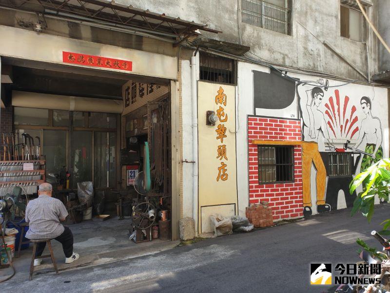 ▲南屯老街唯一打鐵鋪慶隆犁頭店，已成為老街觀光地標，外地遊客常來造訪，牆上打鐵壁畫是打卡熱點。（圖／金武鳳攝，2020.7.22)