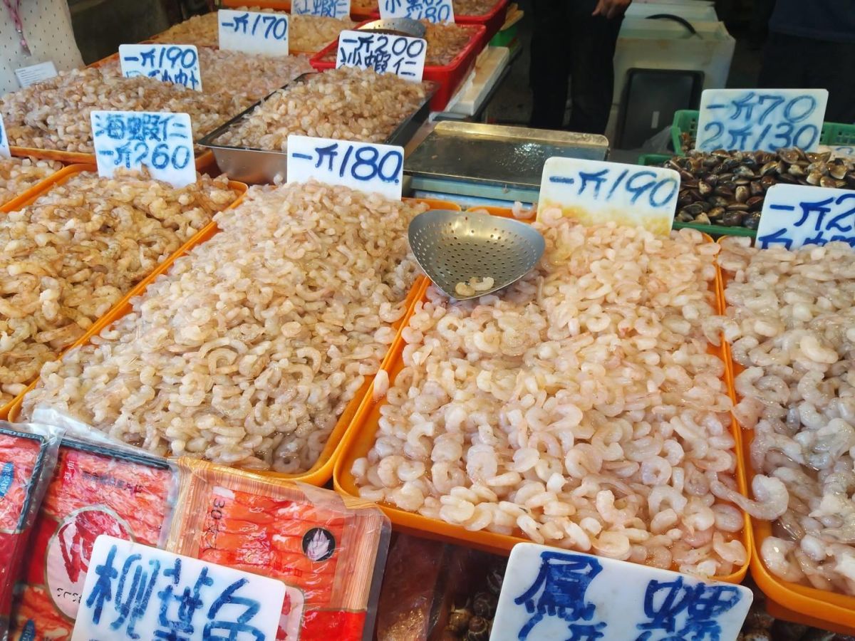 ▲祥鴻水產行以工業用鹽混合碳酸氫鈉、多磷酸鈉等添加物製成溶液後，用以泡製蝦仁、蛤蜊等生鮮食品，遭南檢查獲。（圖／記者陳聖璋翻攝）