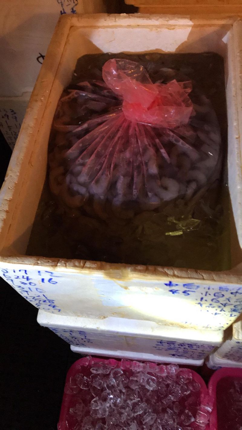 ▲當場查獲用工業用鹽混合前開添加物浸泡,尚未出貨之蝦仁。(圖/記者陳聖璋翻攝)