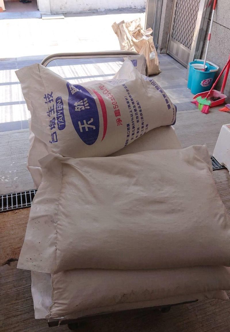 ▲辦案人員在祥鴻水產查扣工業用鹽。(圖/記者陳聖璋翻攝)
