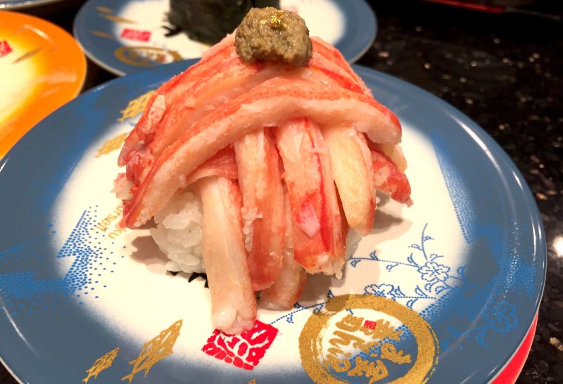 ▲「蟹滿堂」選用了比一般業界高達5倍的松葉蟹肉來製作一貫壽司。(圖/記者黃仁杰攝,2020.07.22)
