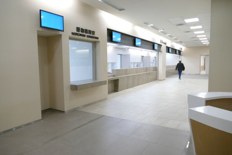 ▲藥局引進最新「智能調劑台」提升用藥安全,並建置中央監控「氣送傳輸系統」連結各病房護理站。(圖/新北市衛生局提供)