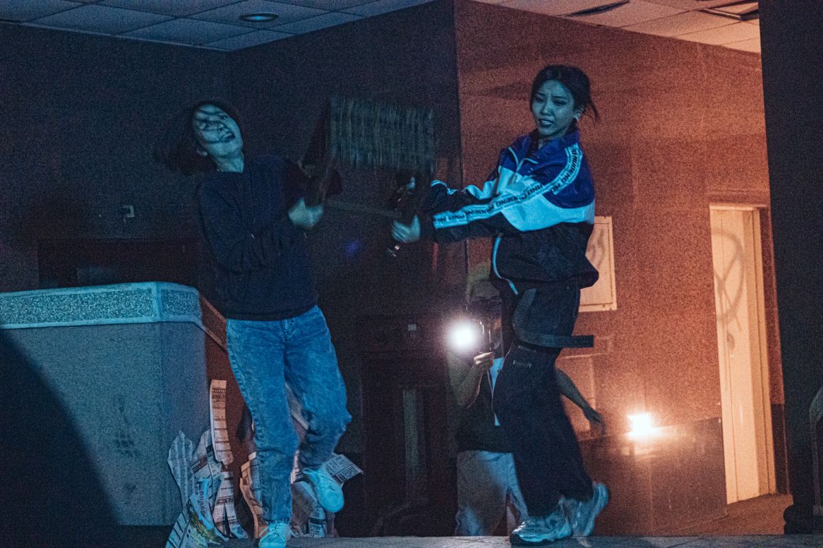 ▲許安植（左）與夏紫薇在片中為了創造直播流量，玩起召喚椅仔姑。（圖／華影）