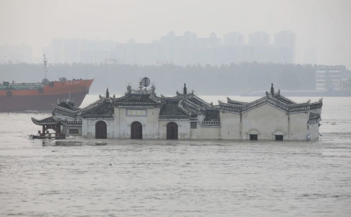 ▲位於湖北鄂州段 790 年歷史的觀音閣，多年來被視為觀測長江水位的重要指標。（圖／翻攝網易）