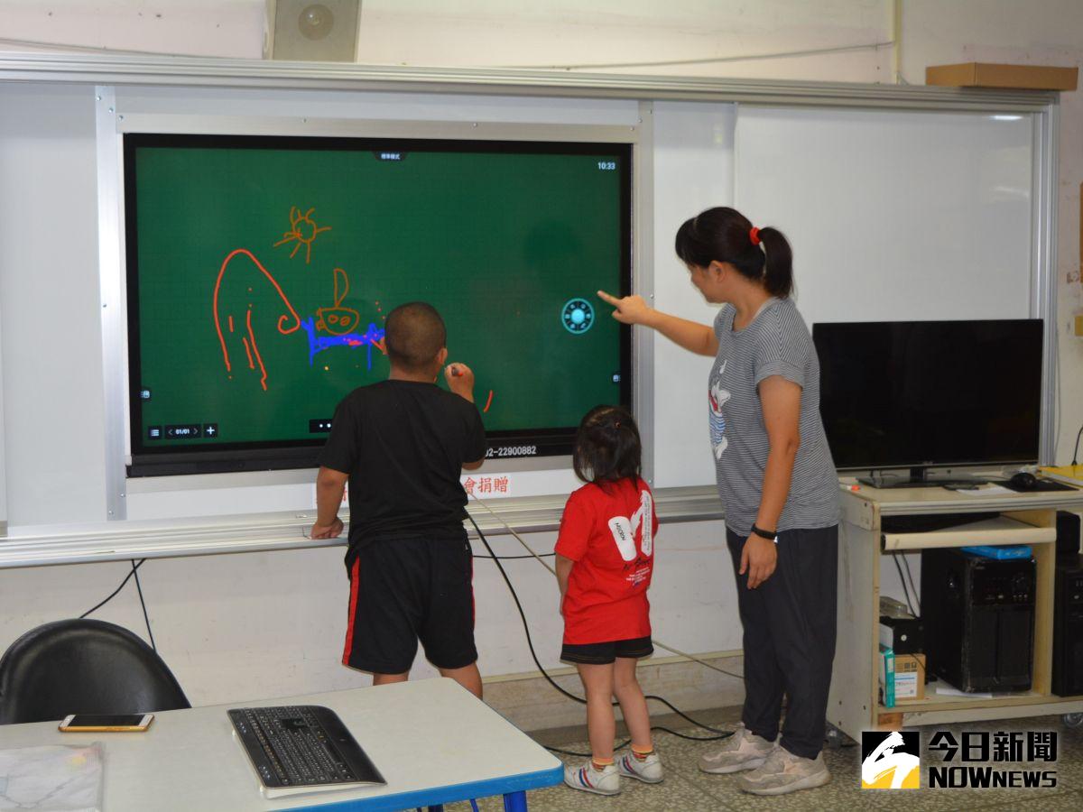 ▲全國教師工會總聯合會今（10）日召開記者會說明，評鑑委員不夠專業，經常出現與指標無關的建議，如同雞蛋裡挑骨頭，使特教評鑑淪為「特教老師」的評鑑。（示意圖／NOWnews資料照）