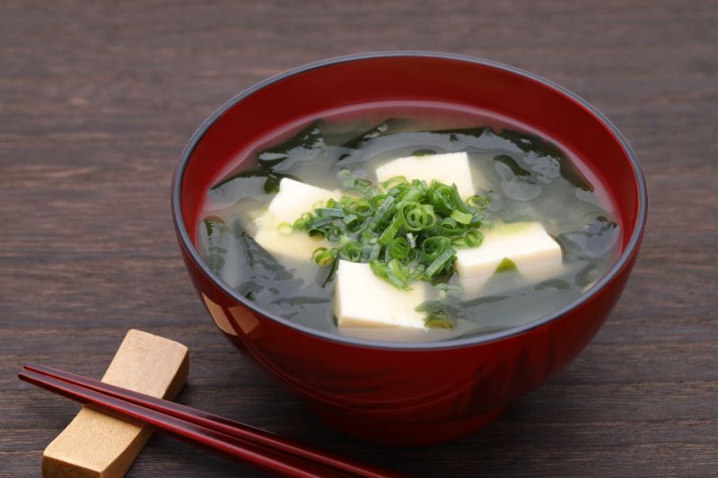 ▲女網友表示，阿嬤煮的味噌湯都會加入像似油條的神秘配料。（示意圖／翻攝photoAC ）