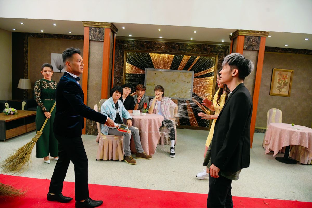 ▲八三夭阿電（右）演渣男，遭高山峰潑水。（圖／就是現場提供）