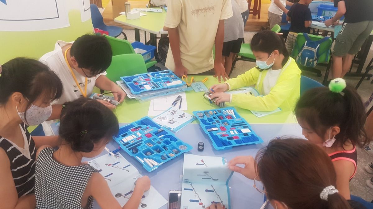 ▲小小創客們使用樂高積木製作機器人。(圖/市府提供)