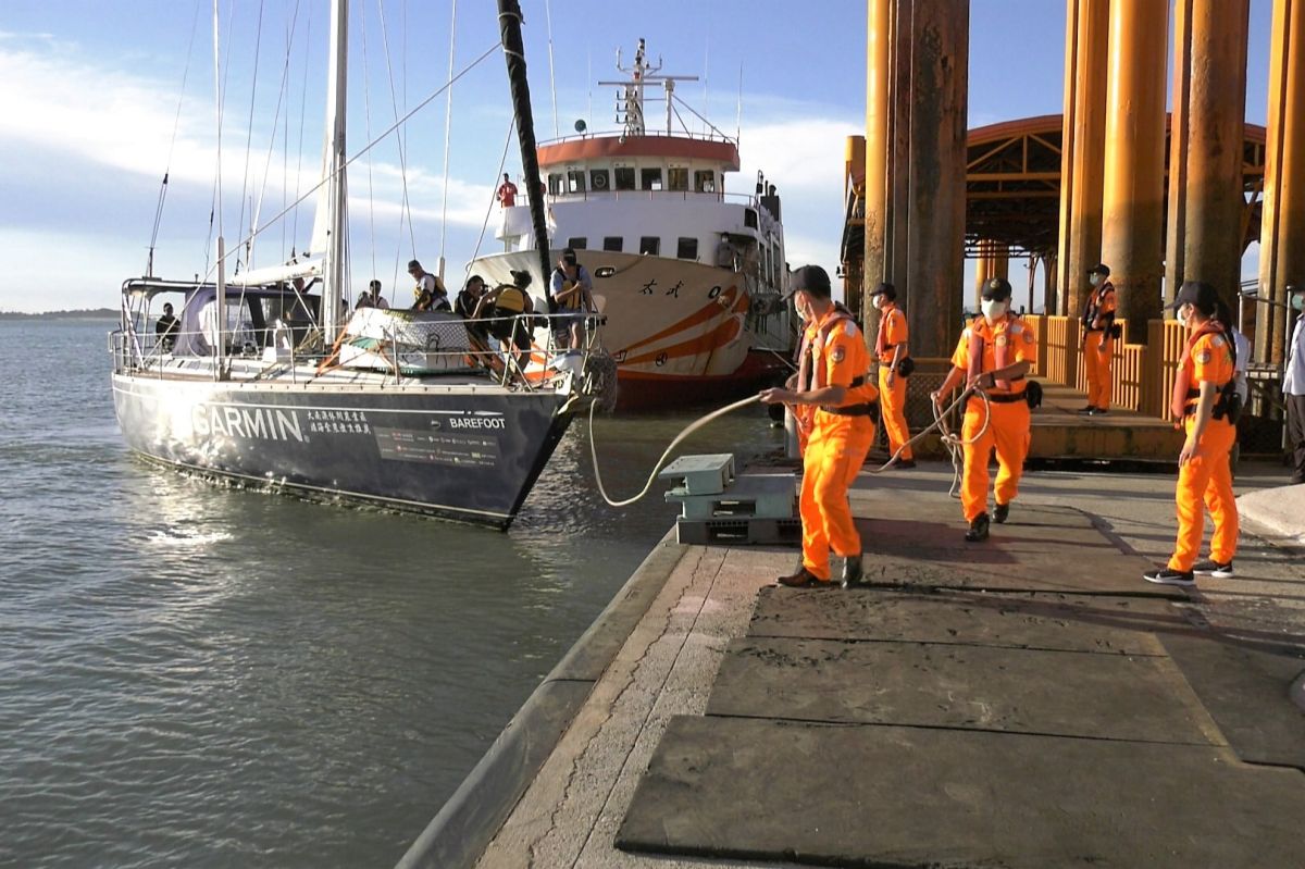 ▲宜蘭岳明國小長重型帆船「光腳號」航抵金門水頭碼頭。(圖/記者蔡若喬攝)