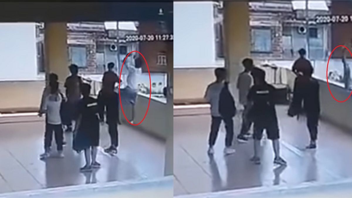 ▲廣東省一位男學生，在二樓走廊模仿籃球動作「後仰跳投」，不慎摔出墜樓。（圖／翻攝微博）