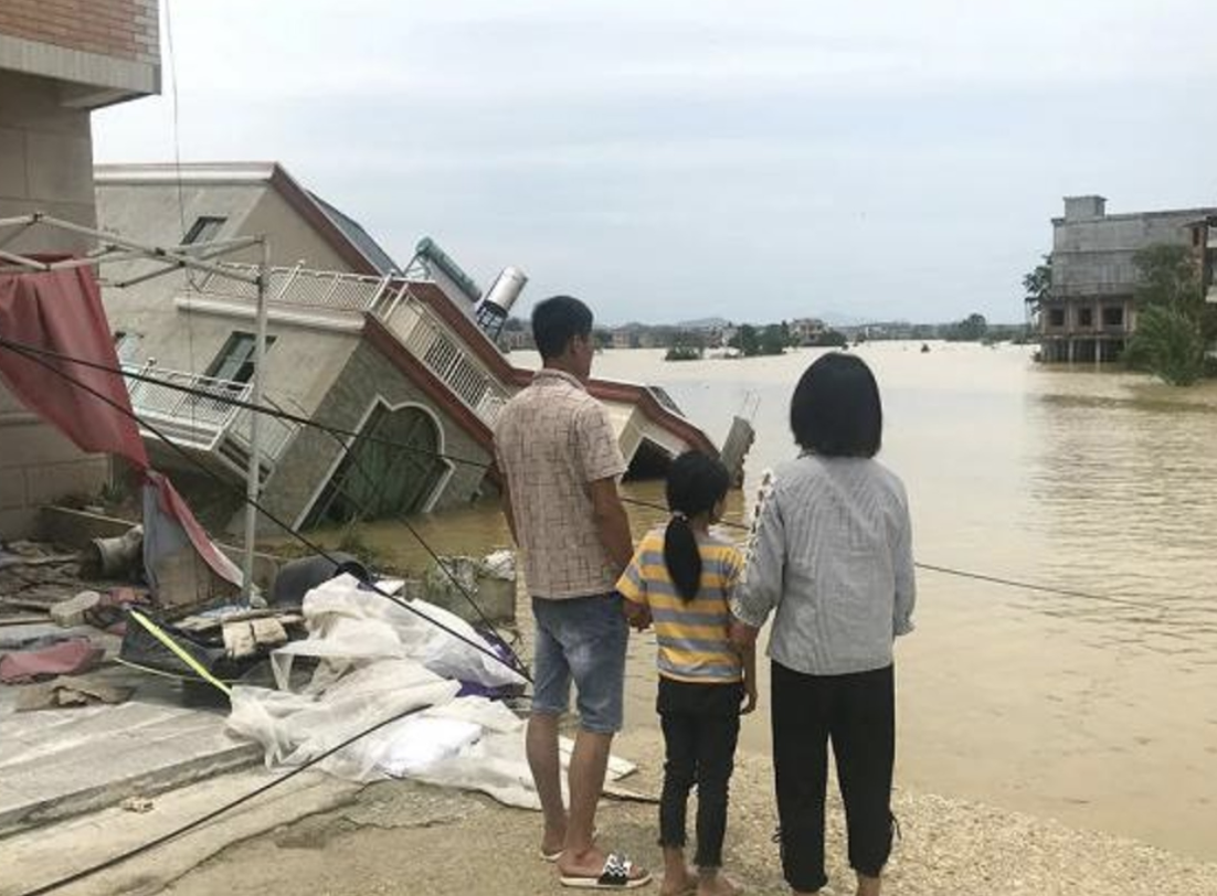 ▲鄱陽縣多處民宅遭洪水沖毀。（圖／翻攝澎湃新聞）