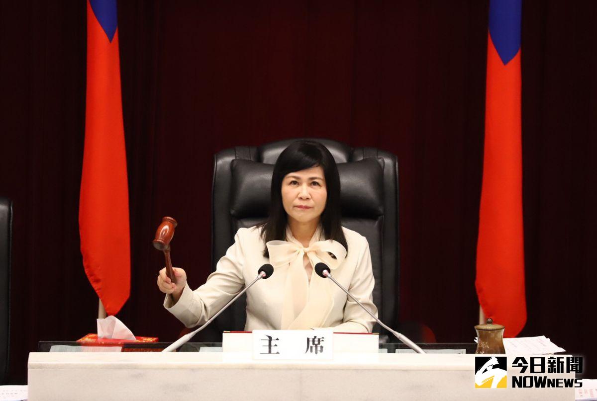▲高雄市議會代理議長陸淑美敲下議事槌，為第3次定期大會劃下句點。（圖／高雄市議會提供）