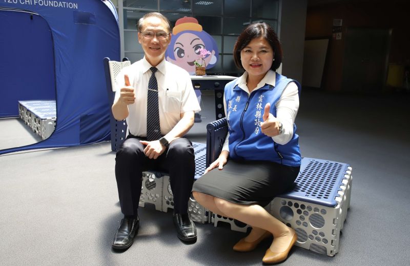 ▲今日會場展示許多慈濟救災、防疫物品,張縣長逐一了解體驗,直呼每項都很實用。(圖/記者蘇榮泉攝,2020.07.22)