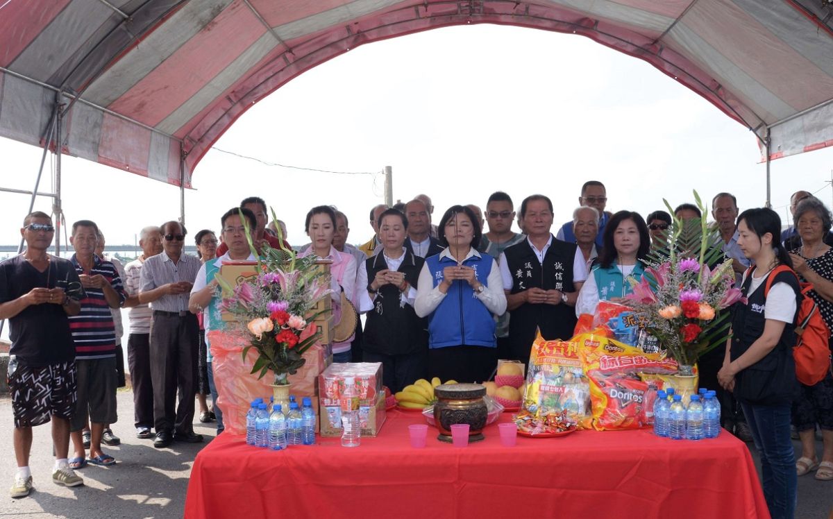 ▲眾人焚香祝禱，祈求橋梁改建工程順利，早日完工通行。（圖／記者蘇榮泉攝，2020.07.22）