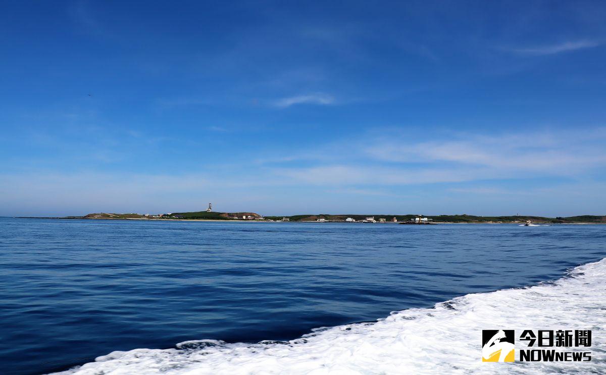 ▲今年望安國小與台灣海洋環境教育推廣協會合作，只要觀光客出示環保餐具，就可以拿到望安國小同學以花宅古厝生活為主題創作的明信片。（圖／記者張塵攝，2020.07.22）