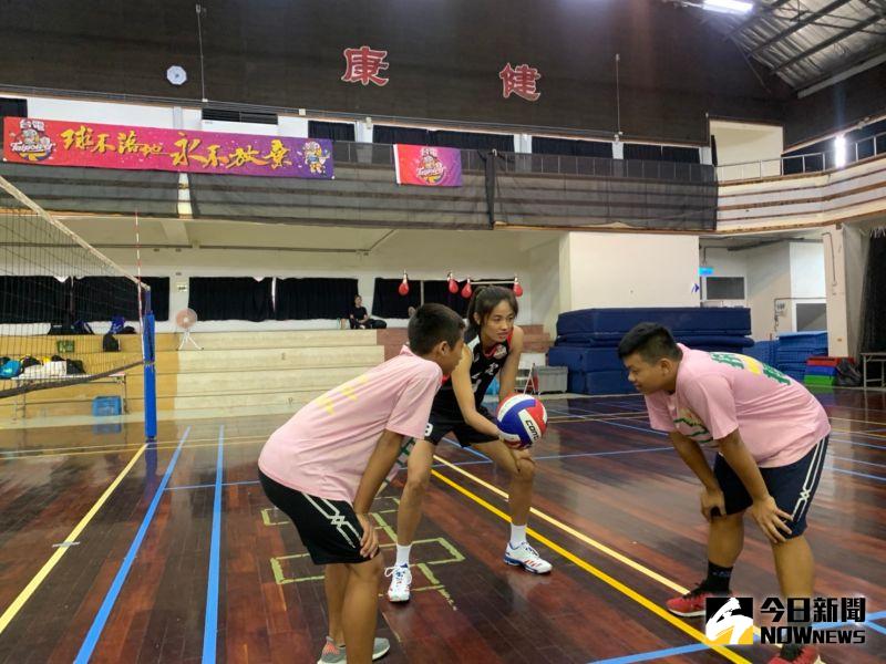 ▲台電女排關懷列車於鹿港鎮文開國小由台電女排及台電彰化區營業處邱華龍副處長共同主持開幕儀式。(圖/記者陳雅芳攝,2020.07.22)